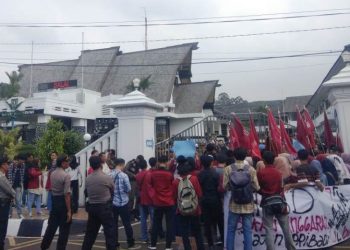 Unjuk rasa puluhan masiswa IMM di depan Balai Kota Sukabumi. Foto: dara.co.id/Riri