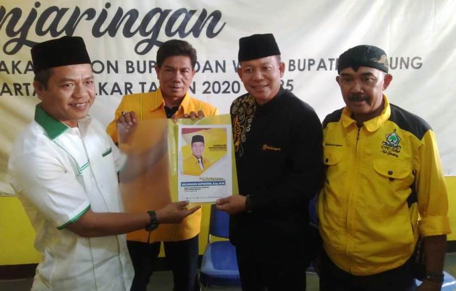 Anggota DPRD Provinsi Jawa Barat, Dadang Supriatna, (kiri) saat mengembalikan formulir pendaftaran bakal calon Bupati dan Wakil Bupati Bandung ke Tim Seleksi di Kantor DPD Partai Golkar Kabupaten Bandung, Jumat (29/11/2019). Foto: dara.co.id/Zein