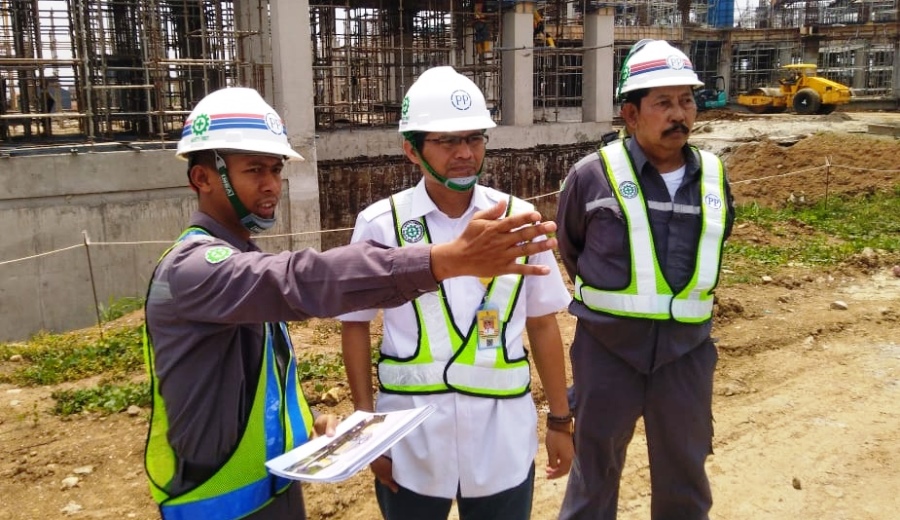 Wakil Bupati Bandung, Gun Gun Gunawan (tengah) meninjau progres pembangunan gedung baru RSUD Soreang di Jalan Gading Tutuka, Soreang, Kabupaten Bandung, Jawa Barat, Rabu (27/11/2019). Foto: dara.co.id/zein