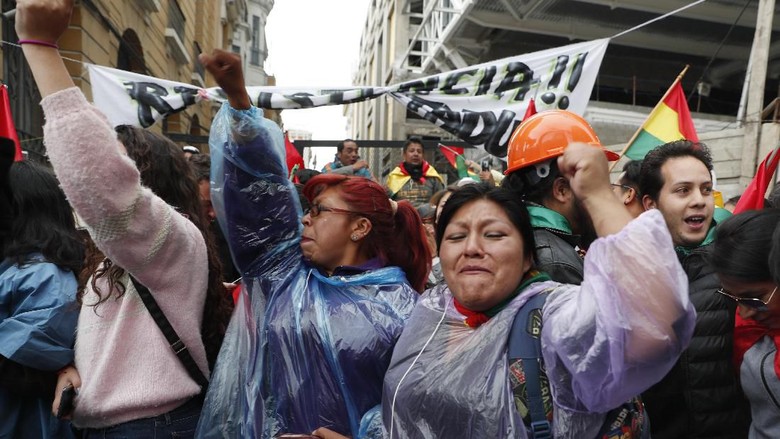 Warga Bolivia merayakan pengunduran diri Presiden Evo Morales (Foto: detikcom)