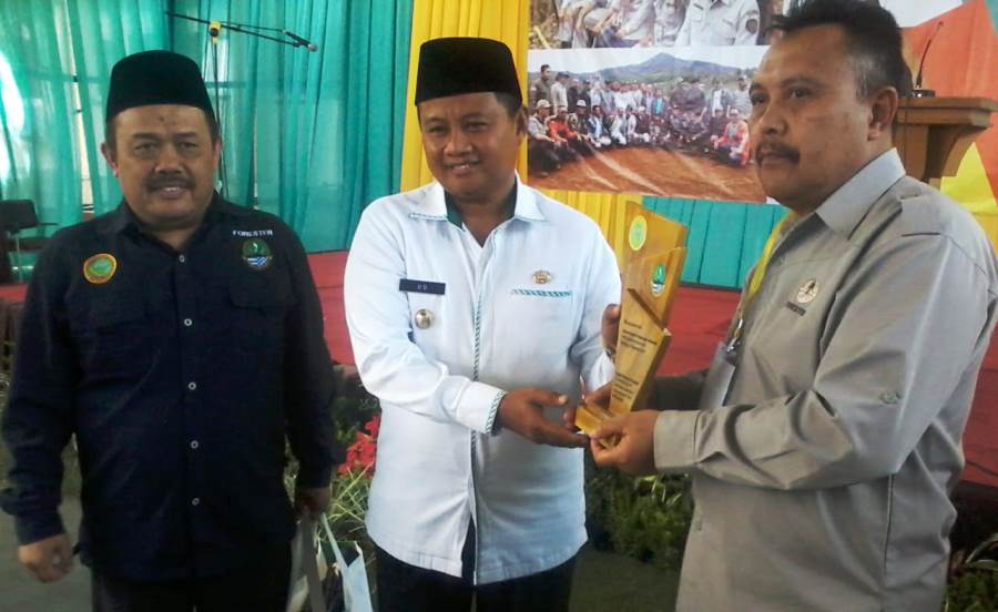 Wakil Gubernur Jawa Barat, Uu Rizhanul Ulum, Bersama Kadishut Jawa Barat, Evi Kustiawan (kanan). Foto: Adem