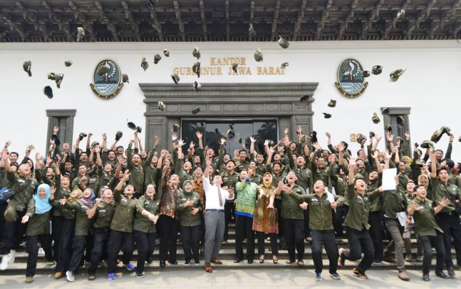 Para Patriot Desa foto bersama setelah dilepas gubernur. Foto: Humas Jabar