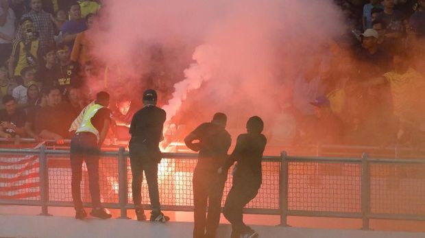Timnas Indonesia bertanding melawan Malaysia di laga kualifikasi Piala Dunia 2022. (AP Photo/Vincent Thian/CNNIndonesia)