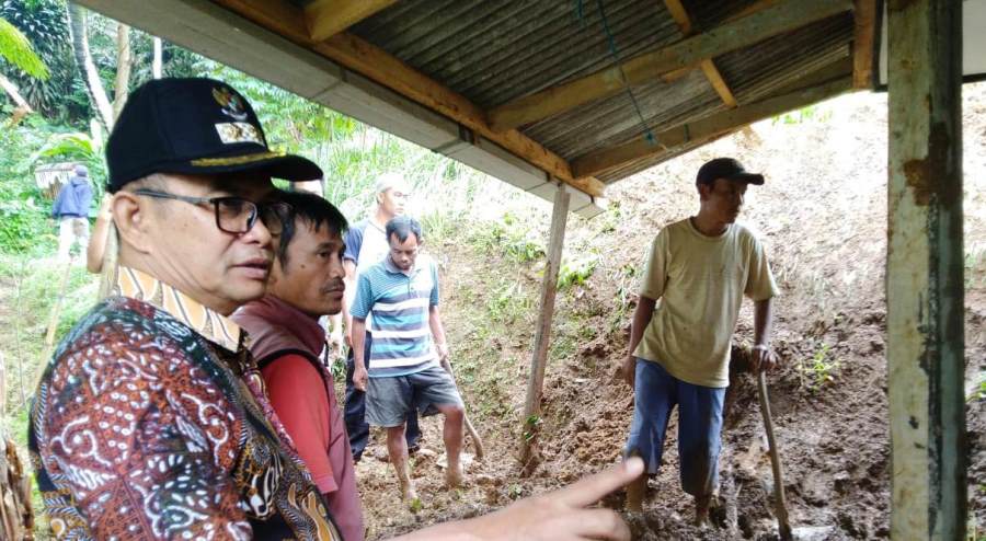 Wakil Bupati Sukabumi, Adjo Sarjono, mengunjungi rumah korban tertimbun longsor, di Kampung Cidadap RT 10/02, Desa Muaradua, Kecamatan Kadudampit, Kabupaten Sukabumi, Jumat, (6/12/2019) pukul 20.00 WIB. Foto: dara.co.id/Riri