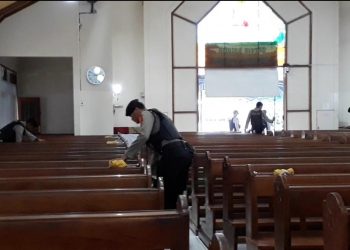 Sejumlah anggota Polresta Bandung melakukan sterilisasi di Gereja Katolik Santo Martinus, Kecamatan Margahayu, Kabupaten Bandung, Jawa Barat, Selasa (24/12/2019). Foto: Humas Polresta Bandung