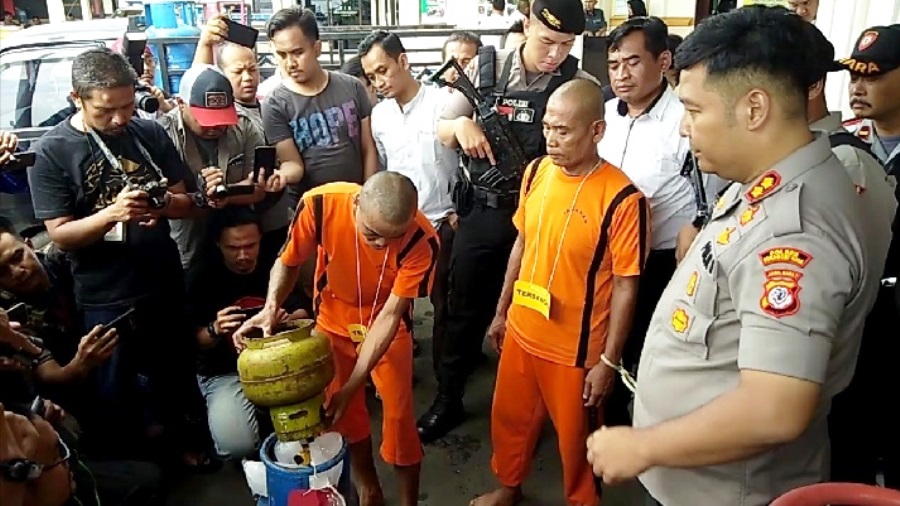 Pelaku memeragakan cara menyuntikkan gas 3 kilogram ke tabung 12kilogram. Foto: dara.co.id/Riri