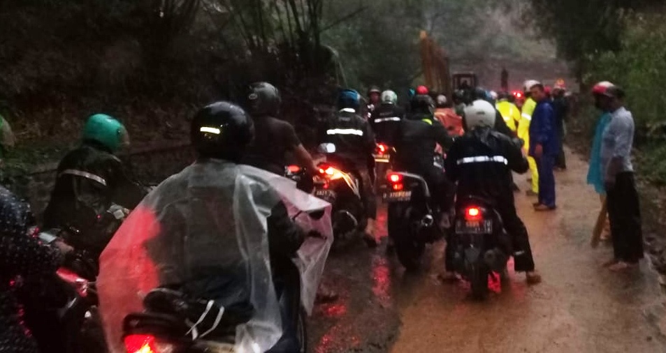 Sejumlah pengendara sepeda motor tertahan karena arus lalu lintas di Jalan Raya Soreang-Ciwidey, Kabupaten Bandung, Jawa Barat, tak bisa dilalui akibat tertutup longsor, Selasa (17/12/2019). Foto Istimewa 