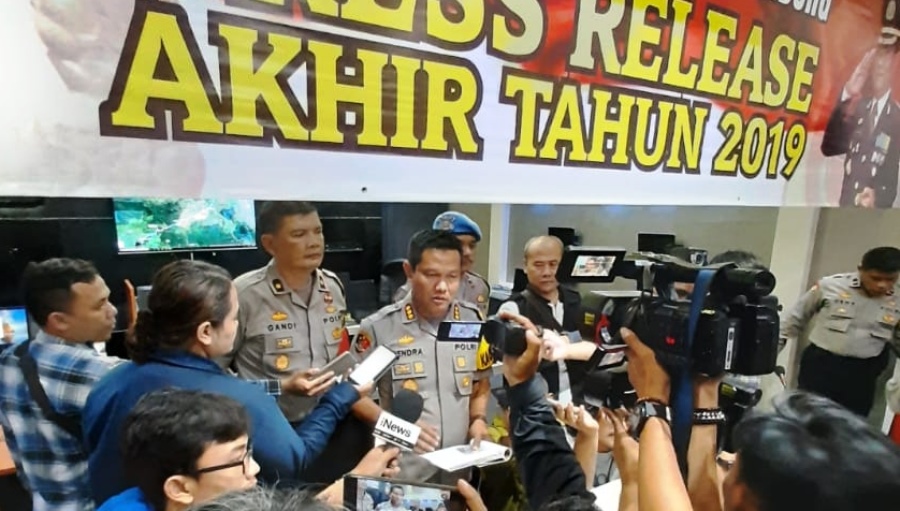 Kapolresta Bandung, Kombes Pol Hendra Kurniawan, memberikan keterangan kepada wartawan dalm press conference akhir tahun, di ruang monitoring Mapolresta Bandung, Soreang, Selasa (31/12/2019). Foto: dara.co.id/zein