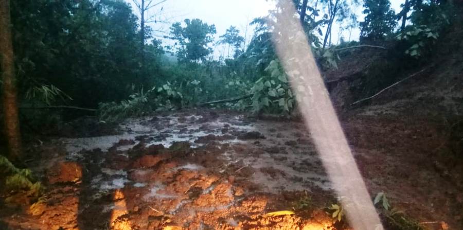 Material longsor menutupi badan jalan di kampung Selaawi, Kecamatan Pacet. Foto: Istimewa