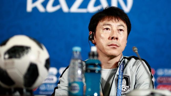 Shin Tae Yong akan menjadi pelatih Timnas Indonesia. (Foto: Benjamin CREMEL / AFP/CNNIndonesia)