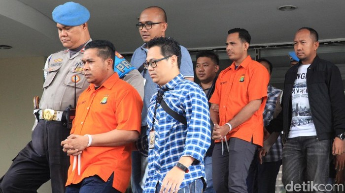 Dua pelaku penyerangan air keras terhadap Novel Baswedan dibawa keluar dari Polda Metro Jaya. Keduanya hendak dipindahkan ke Bareskrim Polri (Foto: detikcom/net)