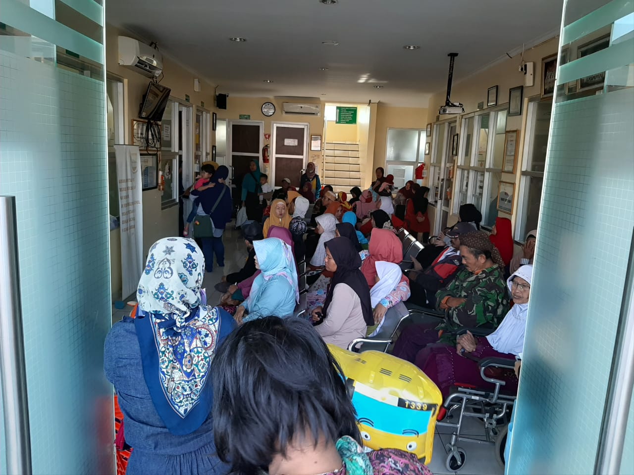 Puskesmas Cihampelas dipadati pasien (Foto: Prasetyo)
