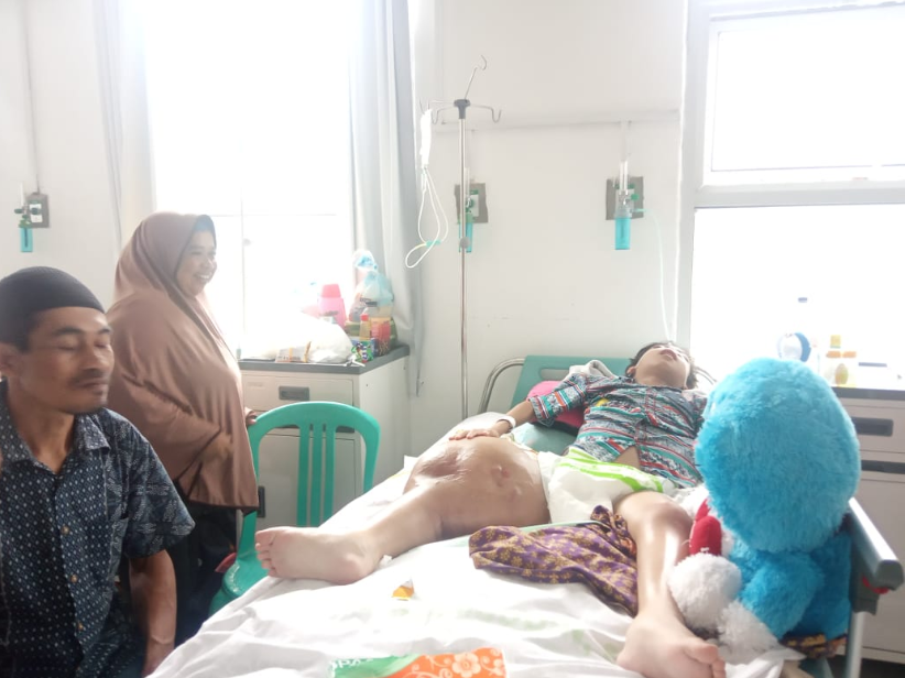 Suprianto hanya bisa berbaring. Ia menderita kanker. Butuh uluran tangan kaum dermawan (Foto: Riri)