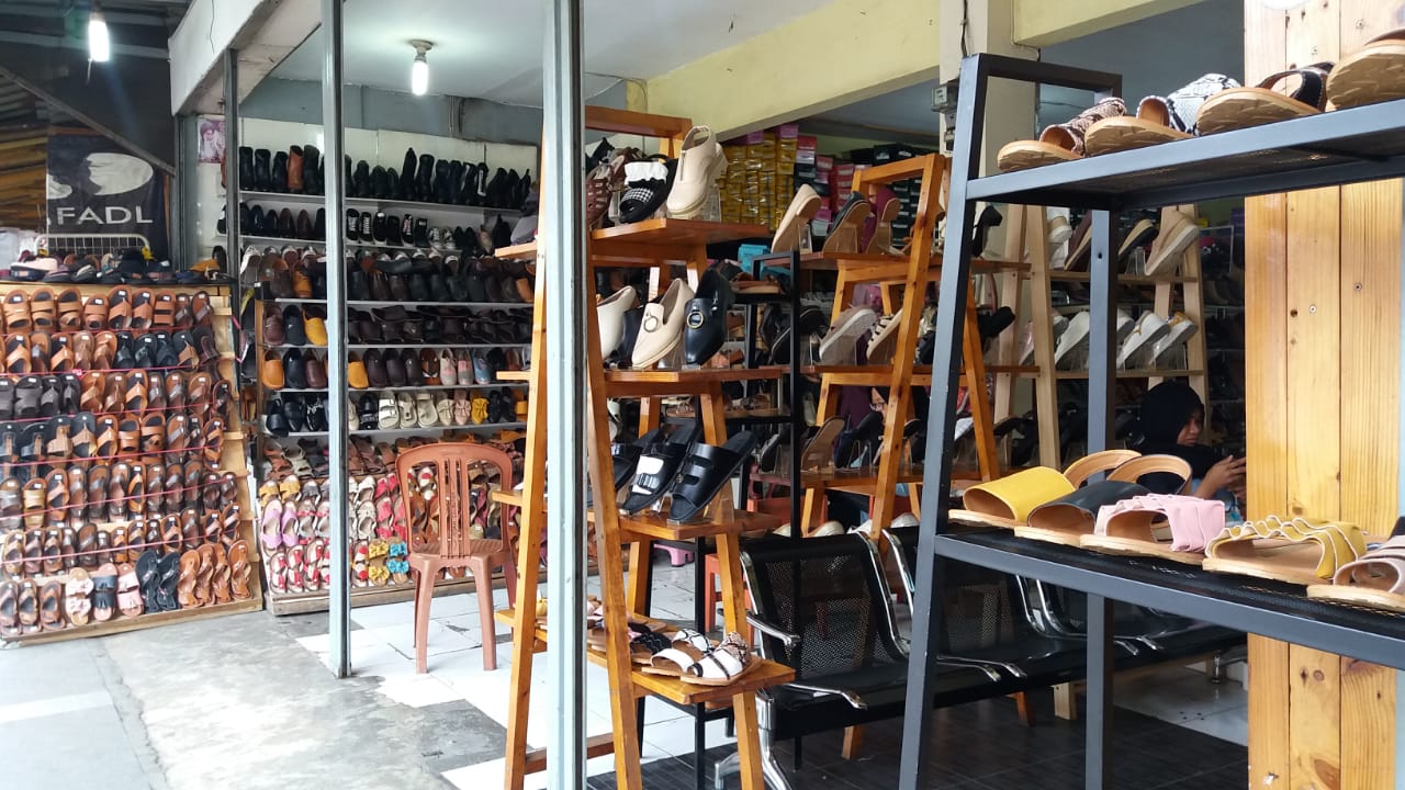 Sepatu Cibaduyut tak seramai dulu. Omzet menurun, kecuali hari idul Fitri masih dibilang ramai (Foto: Dinda/Dela)