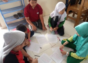 Toriq Nur Aziz Baihaqi (berbaju merah) berkumpul bersama temannya membaca buku (Foto: dela/dinda)