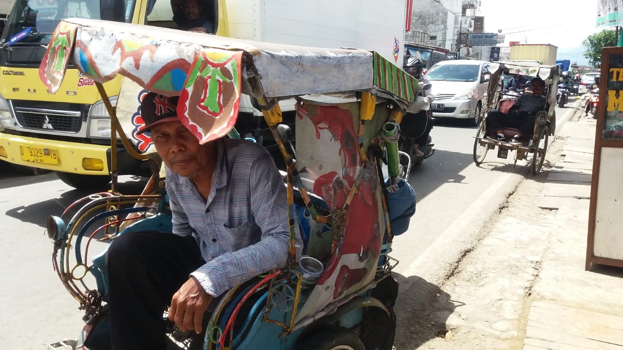Mang Abud, sudah 40 tahun menarik becak. (Foto: dinda/dela)