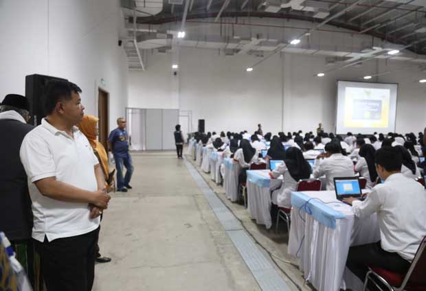 Bupati Bandung Barat, Aa Umbara Sutisna saat memantau pelaksanaan SKD CPNS KBB di Mason Pine Hotel Kota Baru Parahyangan, Padalarang, KBB, Jawa Barat, Rabu (5/2/2020).
Foto: galamedianews.com
