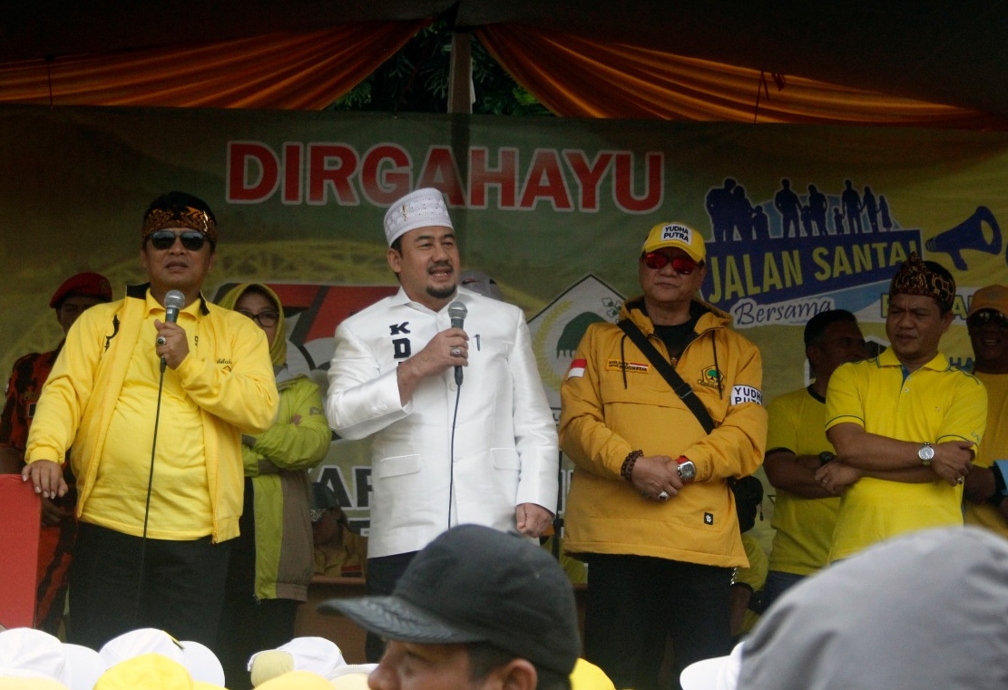 Dadang Supriatna (kanan) dan Deding Ishak (ketiga kanan) saat sama-sama hadir pada rangkaian acara HUT Partai Golkar di Kecamatan Ibun, Kabupaten Bandung, Jawa Barat, Ahad (2/2/2020).
Foto: zein/dara.co.id