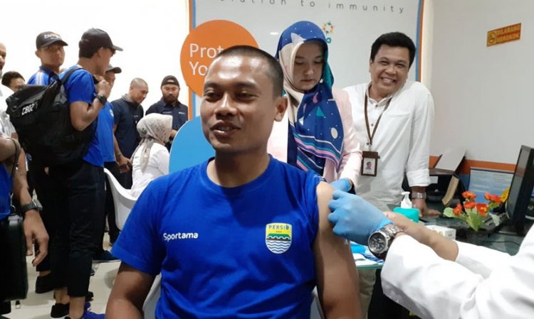 Gelandang Persib Bandung, Dedi Kusnandar saat diberikan vaksin influenza di Bio Farma, Jalan Pasteur, Kota Bandung, Jawa Barat, Senin (3/2/3020). 
Foto: inilahkoran