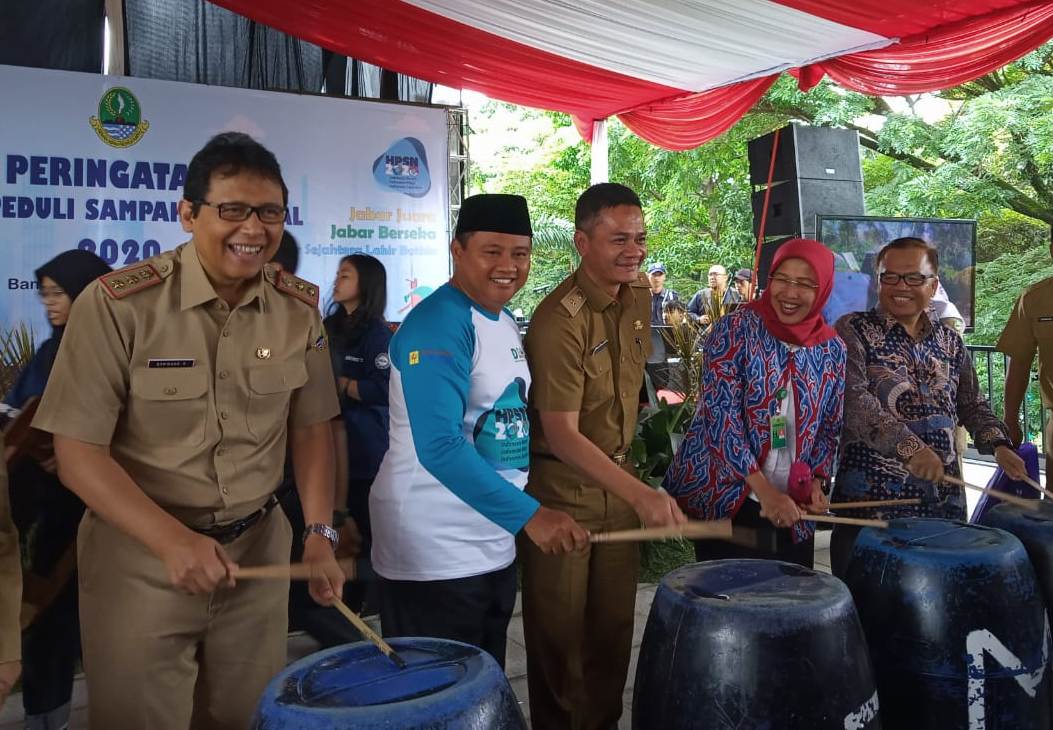Wagub Jabar, Uu Ruzhanul Ulum (kedua kiri) memukul drum sebagai tanda dibukanya acara peringatan HPSN tingkat Jabar 2020 di Taman Belakang Gedung Sate, Jalan Diponegoro, Kota Bandung, Selasa (25/2/2020). Foto:Ardian/Istimewa