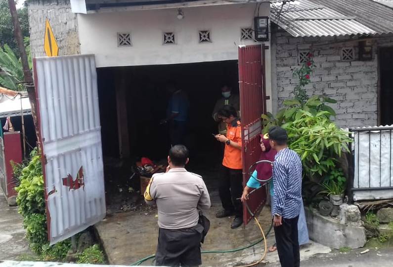 Anggota kepolisian dan petugas damkar melakukan pengecekan garasi rumah Wahyudin yang terbakar di Jalan T. Asmita RT 04/RW 05, Kelurahan Nangeleng, Kecamatan Citamiang, Kota Sukabumi, Jawa Barat, Kamis (27/2/2020). Foto: Riri/dara.co.id