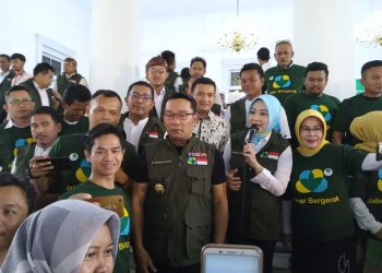 Ridwan Kamil Berfoto bersama pengurus Jabar Bergerak Kota dan Kabupaten. Foto : Ardian Resco/dara.co.id