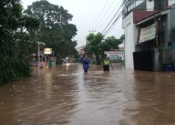 Salah satu kawasan di Kecamatan Jatinangor yang tergenang banjir akibat luapan air dari Sungai Citarik, Jumat (28/2/2020) sore. Foto: Istimewa