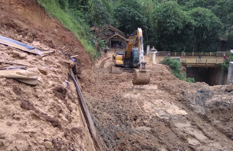 Satu unit beckhoe diturunkan untuk mengeruk material tanah longsor yang sempat menutup jalan penghubung antara Desa Ciharahas, Kecamatan Cipeundeuy dan Desa Puteran, Kecamatan Cikalongwetan, KBB, Kamis (13/2/2020).
Foto: Istimewa