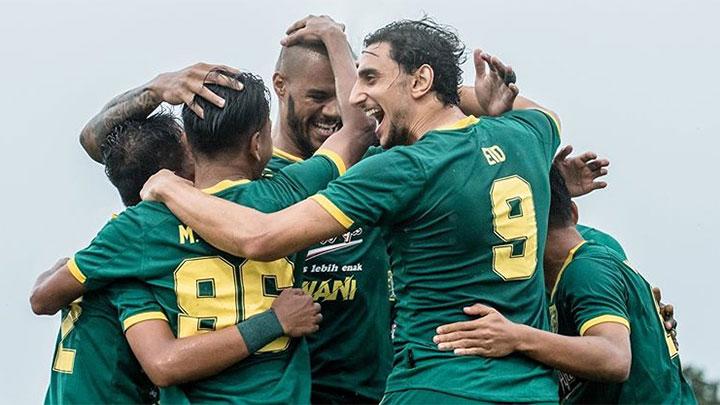 Sejumlah pemain Persebaya Surabaya merayakan gol kemenangan mereka atas Persija Jakarta dengan skor 4-1 pada partai final Piala Gubernur Jatim, yang berlangsung di Stadion Delta, Sidoarjo, Kamis (20/2/2020). Foto: Intagram Official Persebaya