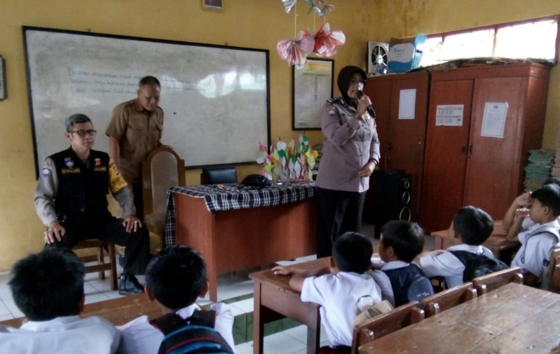 Panit Binmas Polsek Banjaran, Polresta Bandung, Aiptu Dinny A. saat memberikan penyuhulhan ke SDN 2 Kamasan, Kecamatan Banjaran, Kabupaten Bandung, Rabu (12/2/2020).
Foto: Istimewa