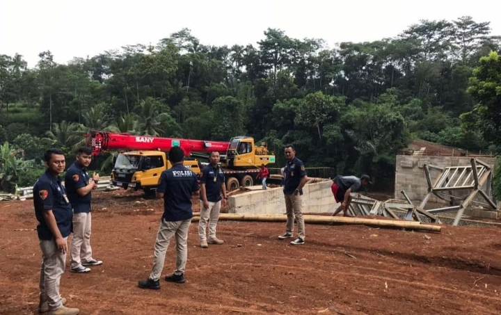 Jajaran Polres Cianbjur olah TKP ambruknya jembatan Cibalagung (Foto: Purwanda/dara.co.id)