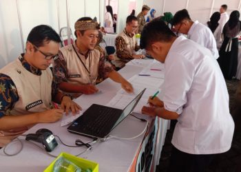 Para peserta melakukan registrasi sebelum mengikuti tes SKD CPNS untuk kuota formasi di Pemkab Bandung, yang berlangsung di Universitas Telkom, Kecamatan Dayeuhkolot, Kabupaten Bandung, Jumat (21/2/2020). Foto: Zein/dara.co.id