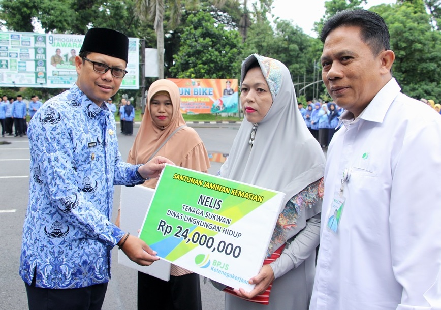 Wakil Bupati Subang, Agus Masykur Rosyadi secara simbolis memberikan santunan kematian kepada keluarga ahli waris tenaga sukwan di sela apel pagi di Halaman Kantor Pemkab Subang, Senin (17/2/2020). Foto: Deny Suhendar/dara.co.id