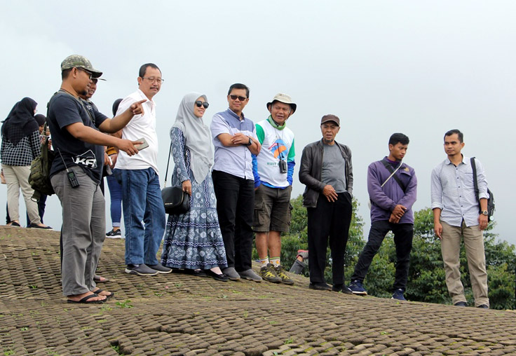 Wakil Bupati Subang Agus Masykur (kelima kanan) saat meninjau lokasi venue paralayang di Bukit Santiong Ciater, Kabupaten Subang, Jawa Barat, Minggu (16/2/2020). Foto: Deny Suhendar/dara.co.id