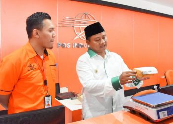 Wakil Gubernur Jawa Barat, Uu Ruzhanul Ulum saat meninjau Kantor Pos Tasikmalaya, Selasa (18/2/2020). Foto: Istimewa