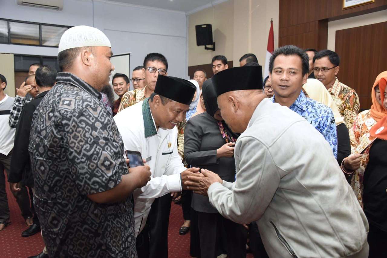 Wakil Gubernur Jabar, Uu Ruzhanul Ulum bersalaman dengan para peternak ayam Kabupaten Ciamis. Foto: Istimewa
