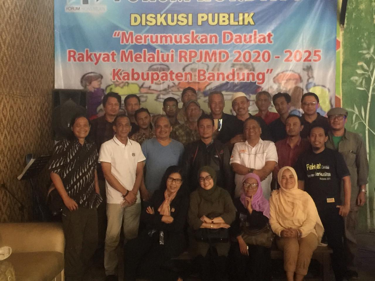 Para aktivis Forum Konstituen usai gelar diskusi publik (Foto: Vera) 
