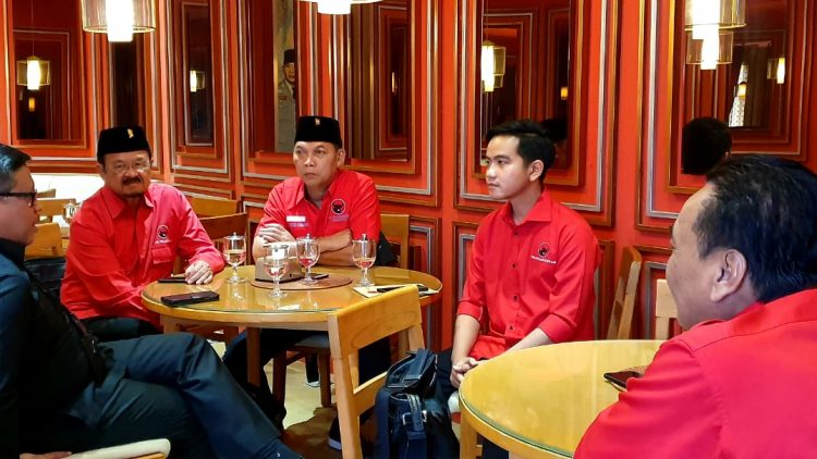 
Putra Presiden RI Joko Widodo, Gibran Rakabuming Raka (dua kiri), ikut fit and proper test calon wali kota Solo di DPP PDIP. Foto: DPP PDIP
