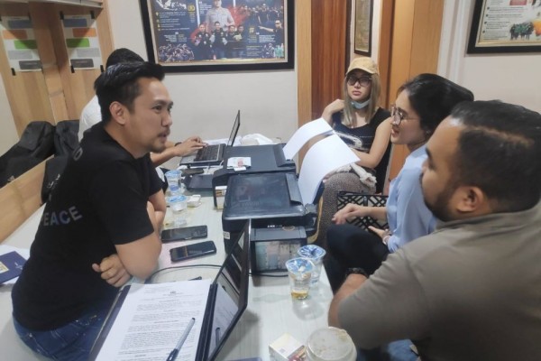 Lucinta Luna dan tiga rekannya saat diperiksa, polisii. Foto detikcom/ist