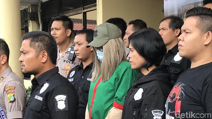 Polda Metro Jaya menghadirkan Lucinta Luna bersama 3 tersangka lainnya, saat  jumpa pers di Polres Jakarta Barat, Rabu (12/2/2020)/ Foto detik.com.