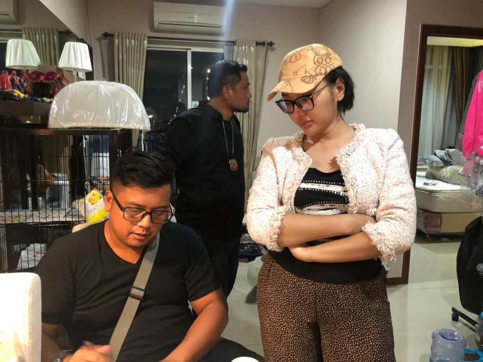 
Lucinta Luna, pesohor, ditangkap aparat Satnarkoba Pilres Jakarta Barat, di sebuah apartemen, diduga terkait kasus kepemilikan narkoba, Selasa (11/2/2020) pagi tadi. (dokumentasi polisi/suara.com)