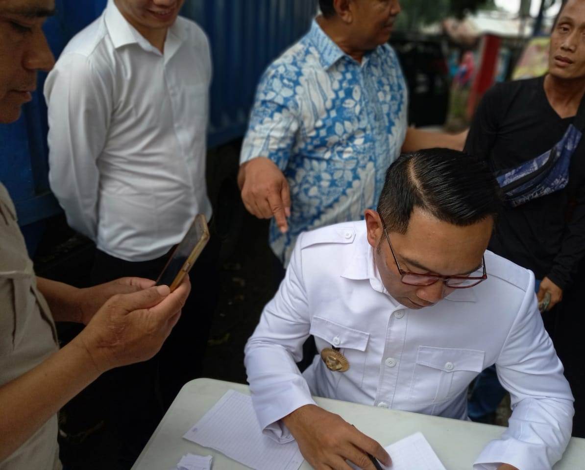 Gubernur Jawa Barat Ridwan Kamil saat tinjau harga sembako di Pasar Astana Anyar (Foto: Ardian Resco/dara.co.id)