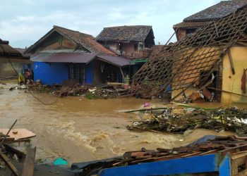 Banjir bandang akibat Sungai Cisunggalah jebol menerjang Desa Panyadap, Kecamatan Solokanjeruk, Kabupaten Bandung, Jawa Barat. Senin (30/3/2020) malam. (Foto: Istimewa)