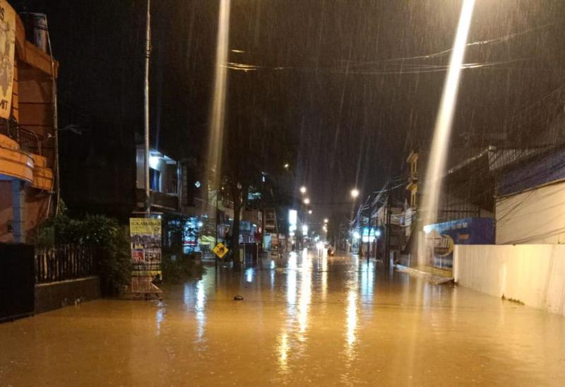 Jalan Raya Laswi Kecamatan Majalaya- Ciparay,  Kabupaten Bandung terendam banjir, Jumat (20/3/2020). (Foto : istimewa)