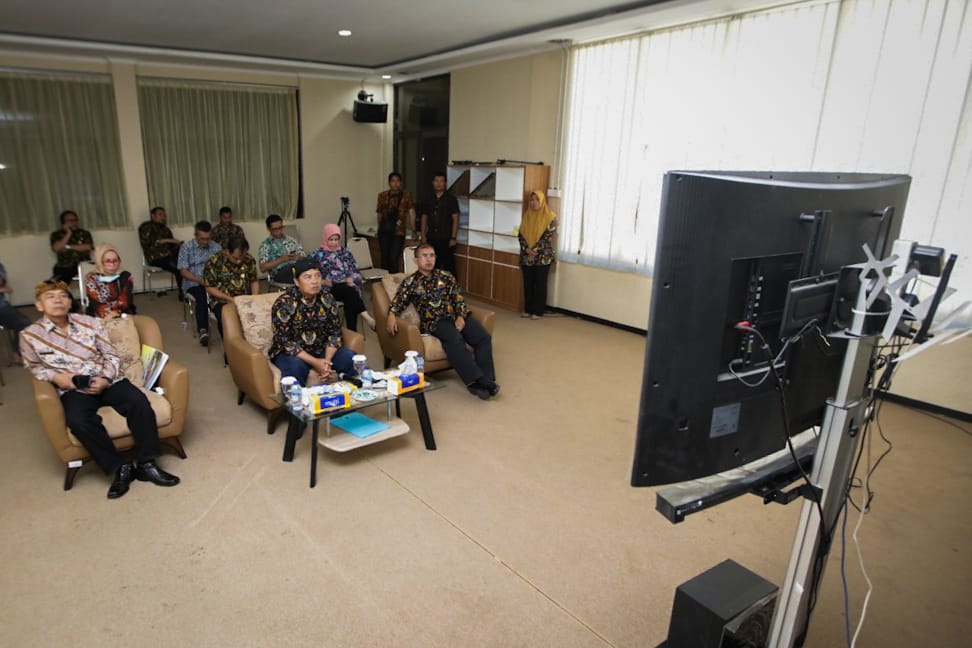 Bupati Bandung, H. Dadang M. Naser (tengah) saat melakukan video cenference dengan Gubernur Jawa Barat, Ridwan Kamil di Bale Riung Soreang, Kabupaten Bandung, Jawa Barat, Kamis (19/3/2020). (Foto: Humas Setda Kabupaten Bandung)
