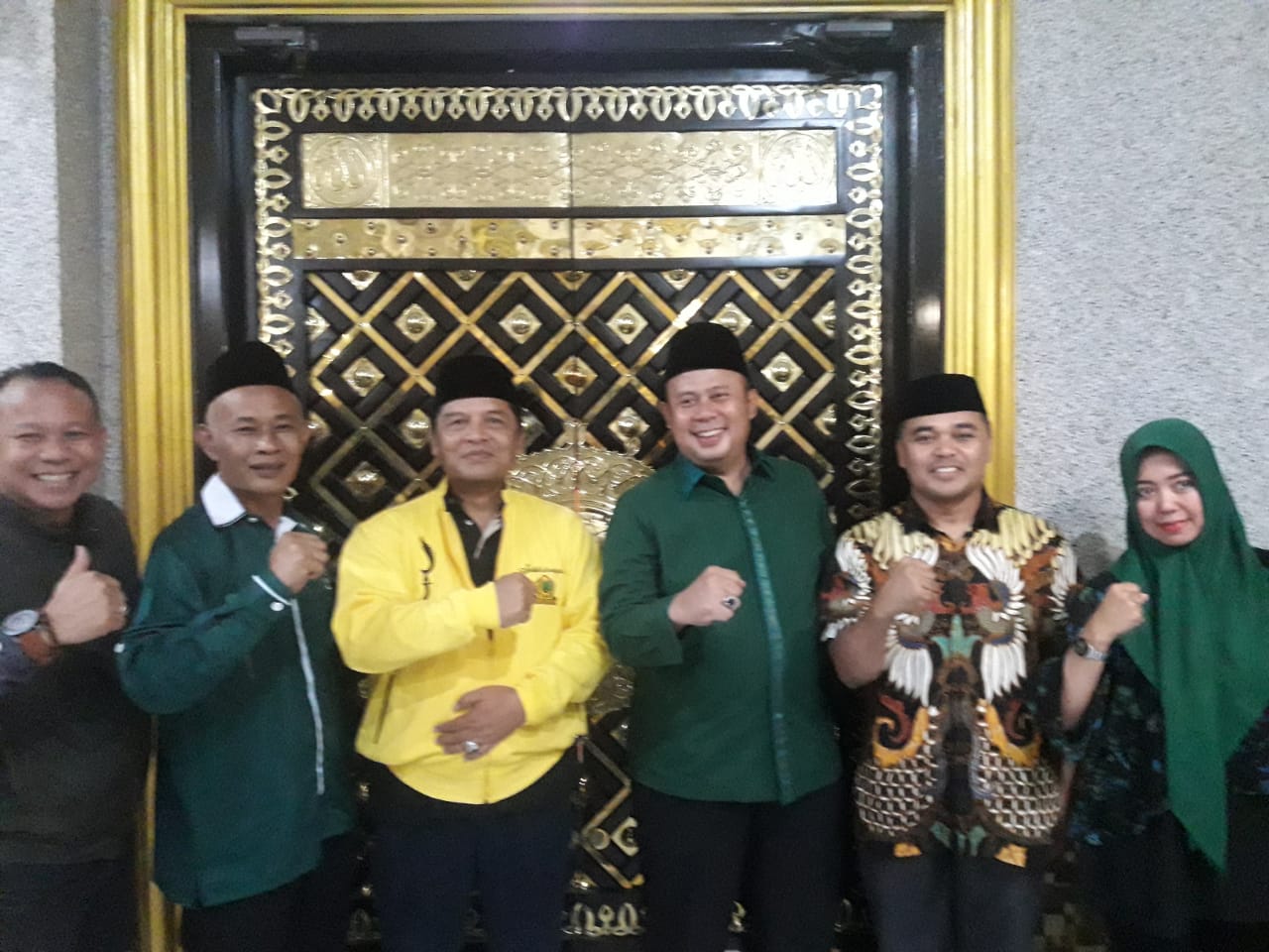 Ketua DPD Partai Golkar Kabupaten Bandung, Dadang M. Naser (ketiga kiri) dan Ketua DPC PKB Kabupaten Bandung, Cucun Ahmad Syamsurijal (Ktiga kanan). (Foto: Istimewa)