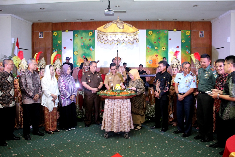 Wakil Bupati Subang, Agus Masykur Rosadi dan para pimpinan PT Sari Ater saat perayaan ulang tahun ke-46 PT Sari Sater, Selasa (10/3/2020).
