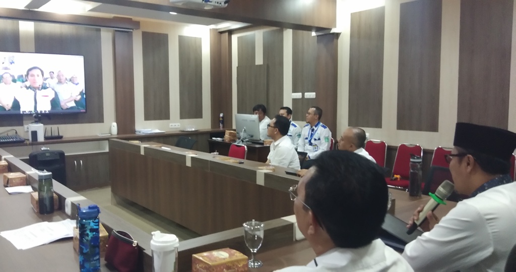 Wali Kota Sukabumi, Achmad Fahmi saat melakukan video conference dengan satuan pendidikan Kota Sukabumi, Jawa Barat, Rabu (18/3/2020). (Foto: Riri Satiri/dara.co.id)