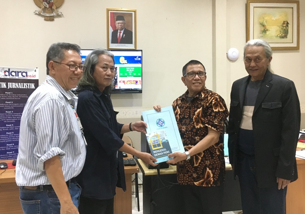 Kiri-kanan: Direktur Utama PT Daulat Rakyat Indonesia Syafrin Zaini, Pemimpin Redaksi Dara.co.id Rachmat Sudarmaji, Wakil Ketua Dewan Pers Hendry Chaeruddin Bangun dan Direktur Pemberitaan Dara.co.id H. Agus Dinar berfoto usai verifikasi faktual di Kantor Dara.co.id, Jalan Terusan Kopo KM 13,4, Kecamatan Katapang, Kabupaten Bandung, Jawa Barat, Rabu (11/3/2020). (Foto: Muhammad Zein/dara.co.id)