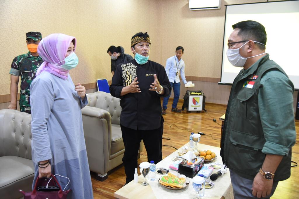 Gubernur Jabar, Ridwan Kamil (kanan) berbincang dengan Bupati Bandung H. Dadang M. Naser  (tengah) dan Kadinkes Kabupaten Bandung, Grace Mediana Purnami saat meninjau Stadion Si Jalak Harupat Kutawaringin, Kabupaten Bandung, Jawa Barat, Ahad (22/3/2020). (Foto: Humas Setda Kabupaten Bandung)